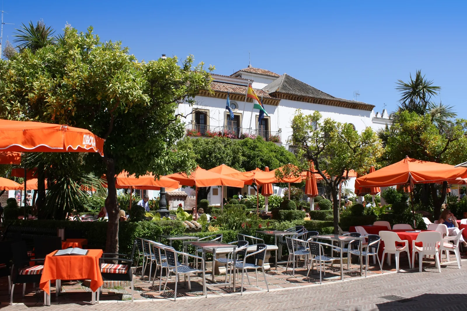 Plaza de los Naranjos y Ayuntamiento de Marbella. Fotografía del entorno urbano.